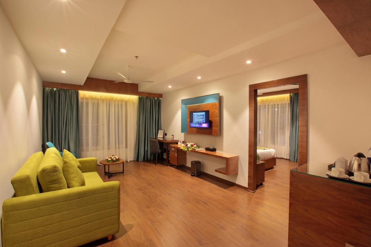 Hotel Ceasar Palace Thodupuzha Eksteriør bilde